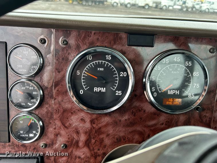 image for item OI9576 2006 International  9400i semi truck