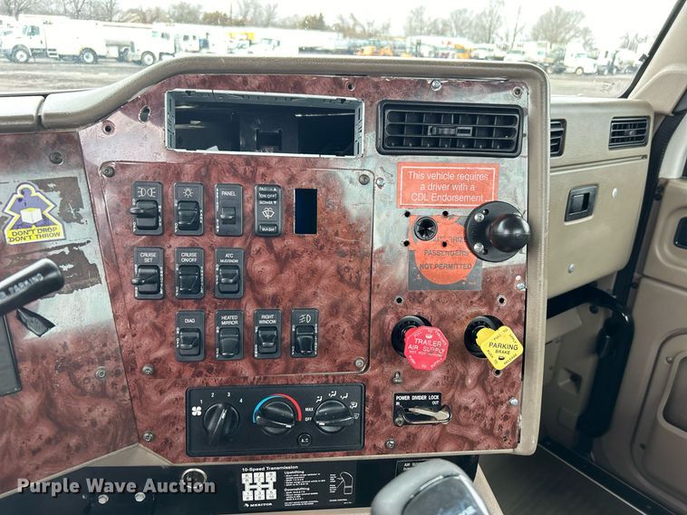 image for item OI9576 2006 International  9400i semi truck