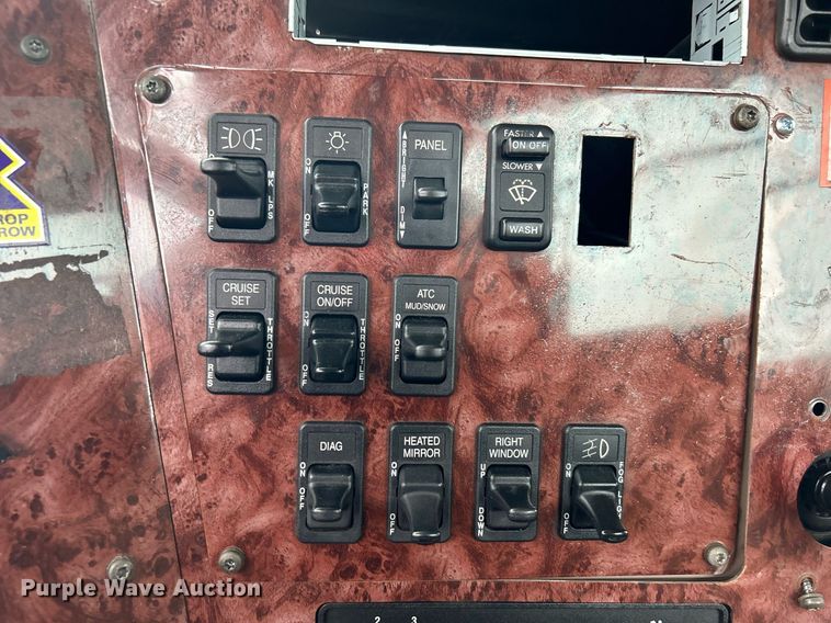 image for item OI9576 2006 International  9400i semi truck