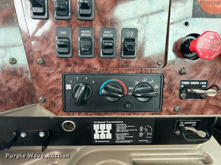 image for item OI9576 2006 International  9400i semi truck