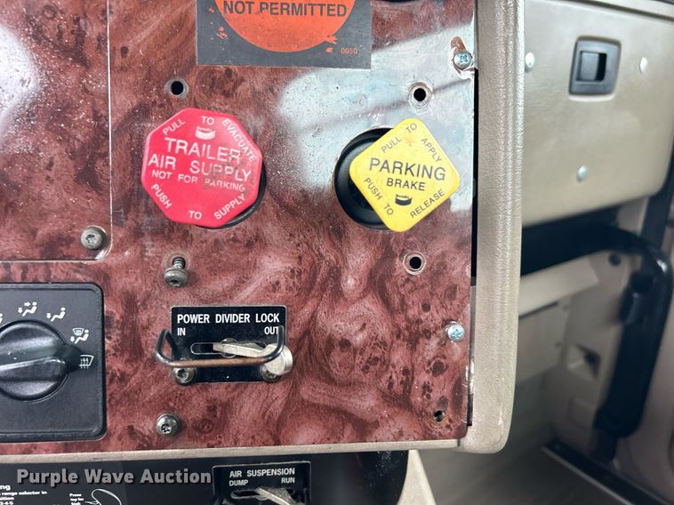 image for item OI9576 2006 International  9400i semi truck