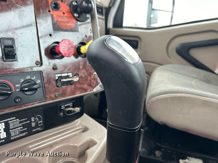 image for item OI9576 2006 International  9400i semi truck