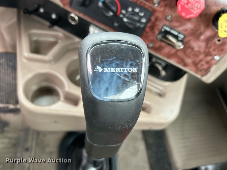 image for item OI9576 2006 International  9400i semi truck