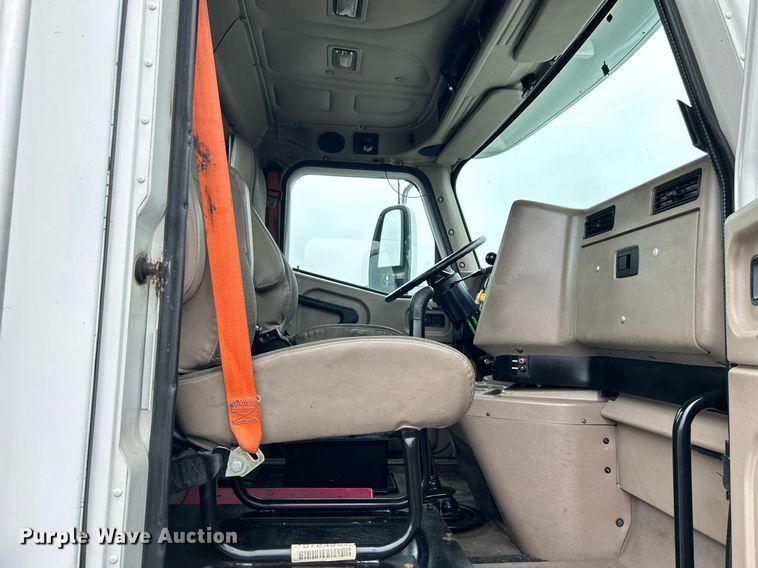 image for item OI9576 2006 International  9400i semi truck