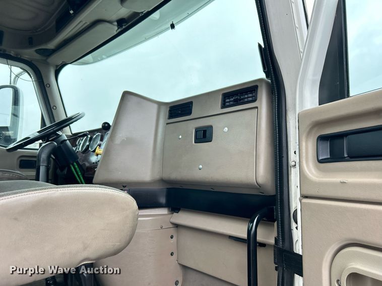 image for item OI9576 2006 International  9400i semi truck