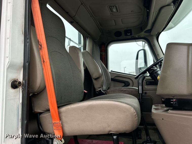 image for item OI9576 2006 International  9400i semi truck