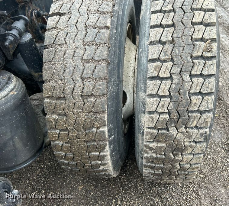 image for item OI9576 2006 International  9400i semi truck