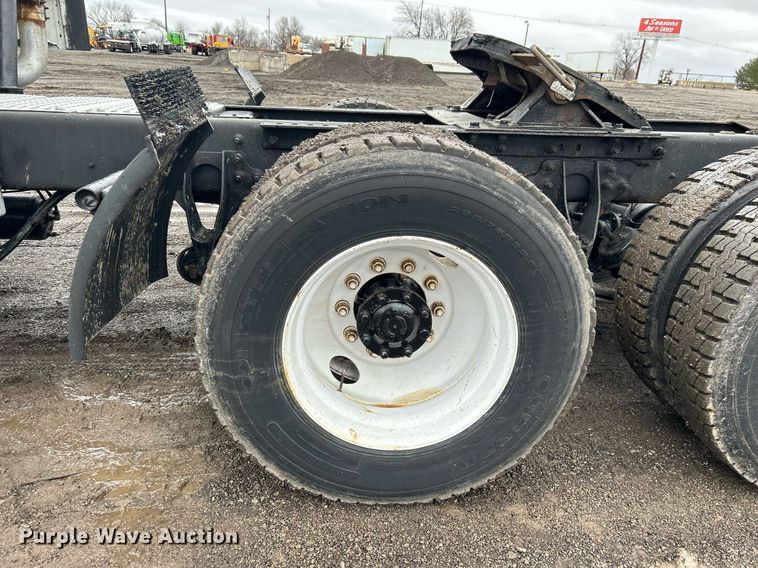 image for item OI9576 2006 International  9400i semi truck