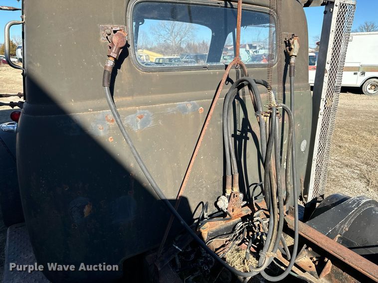 image for item OJ9430 1951 GMC 650 semi truck