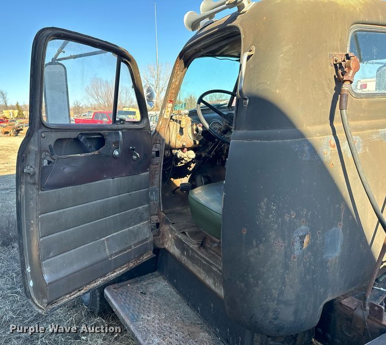 image for item OJ9430 1951 GMC 650 semi truck