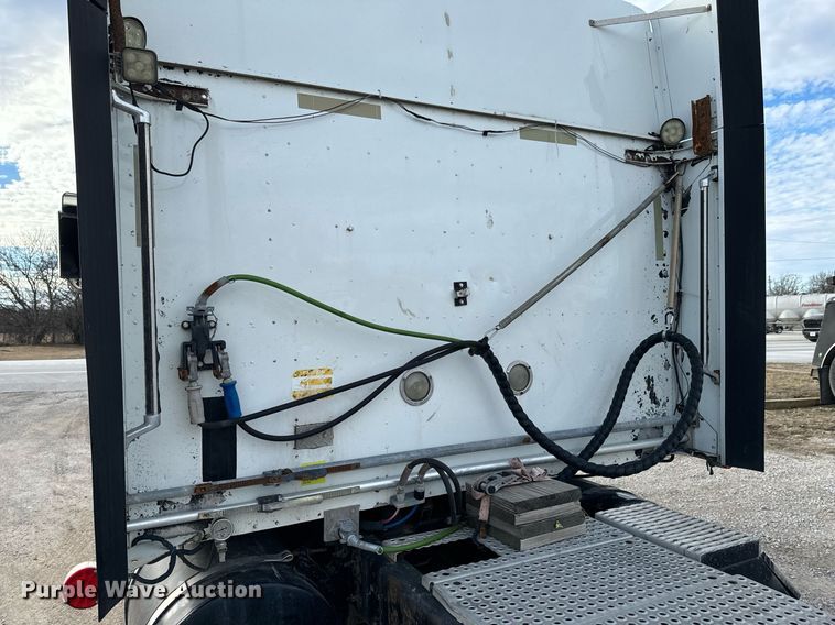 image for item OJ9437 2007 International 9900i semi truck