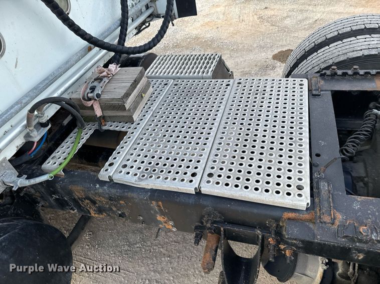 image for item OJ9437 2007 International 9900i semi truck