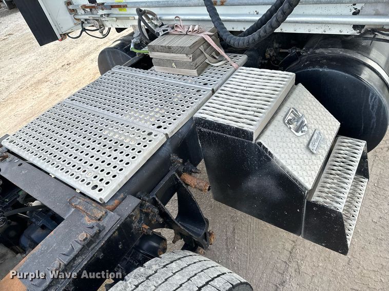 image for item OJ9437 2007 International 9900i semi truck