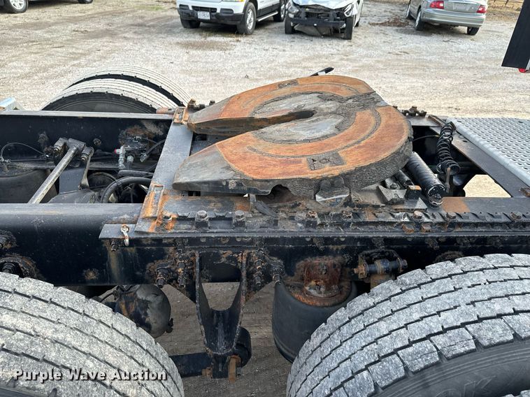 image for item OJ9437 2007 International 9900i semi truck