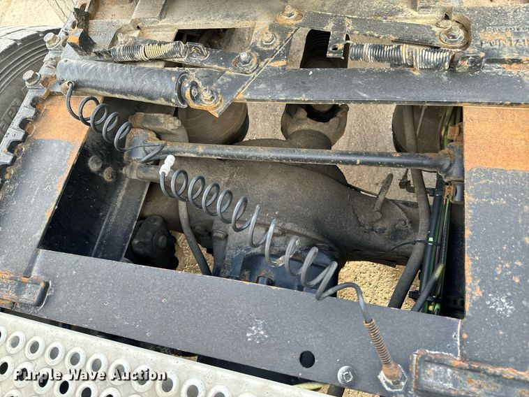 image for item OJ9437 2007 International 9900i semi truck