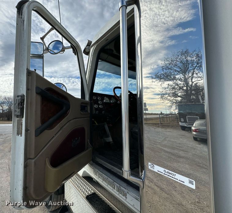 image for item OJ9437 2007 International 9900i semi truck