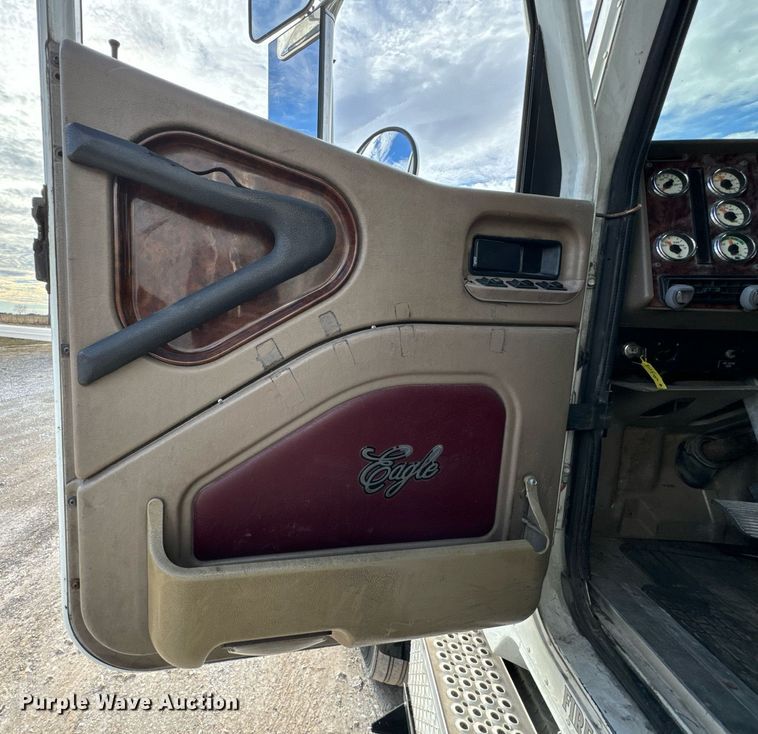 image for item OJ9437 2007 International 9900i semi truck