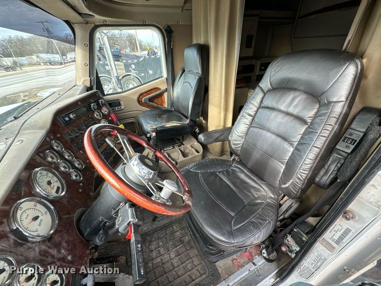 image for item OJ9437 2007 International 9900i semi truck