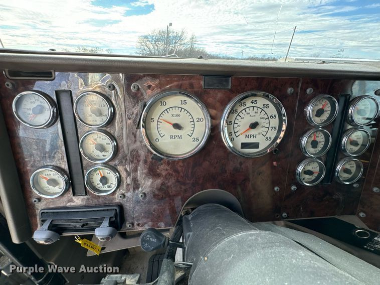 image for item OJ9437 2007 International 9900i semi truck