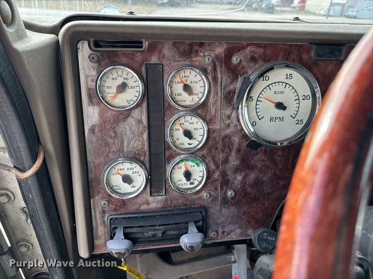 image for item OJ9437 2007 International 9900i semi truck