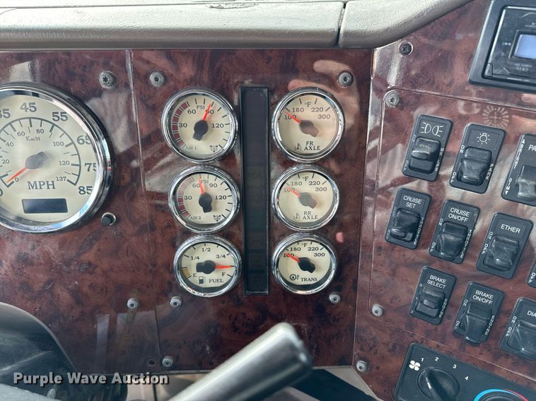 image for item OJ9437 2007 International 9900i semi truck