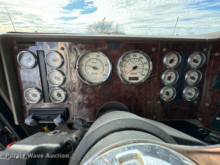 image for item OJ9437 2007 International 9900i semi truck