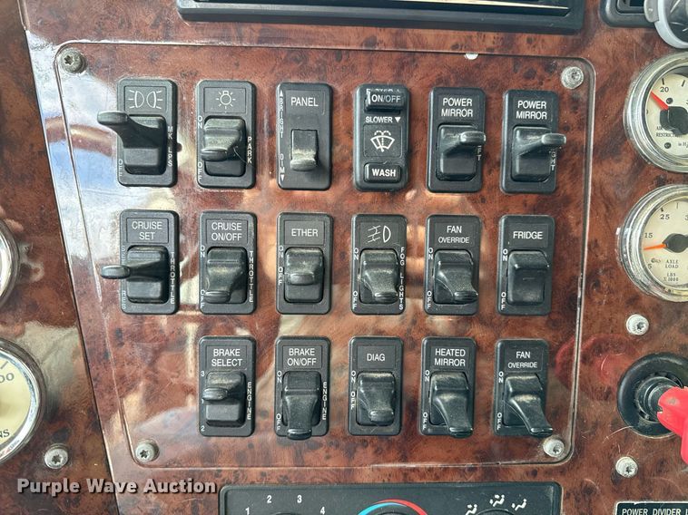 image for item OJ9437 2007 International 9900i semi truck