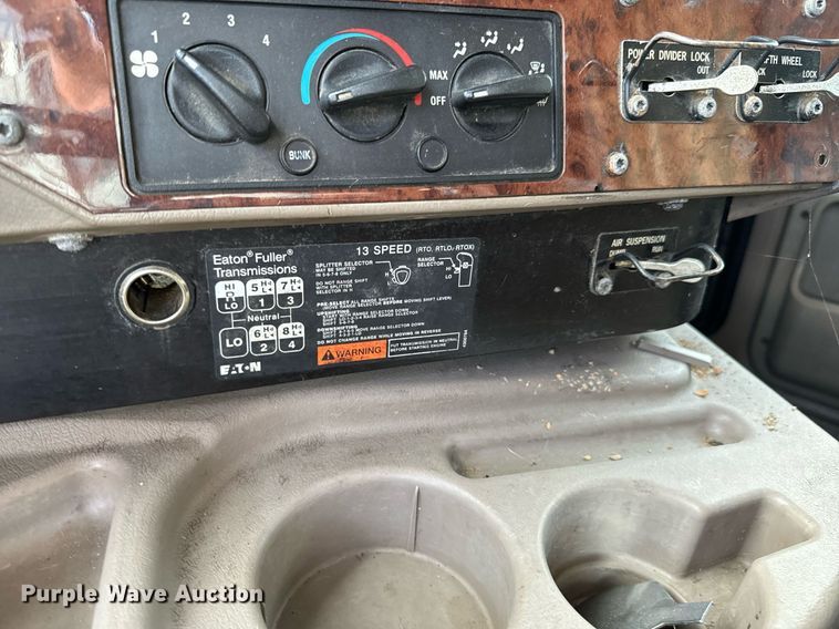 image for item OJ9437 2007 International 9900i semi truck