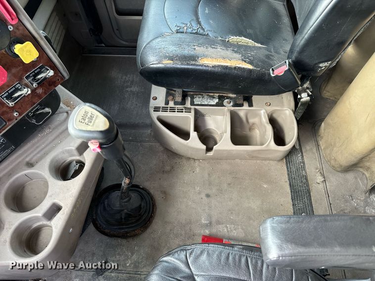 image for item OJ9437 2007 International 9900i semi truck