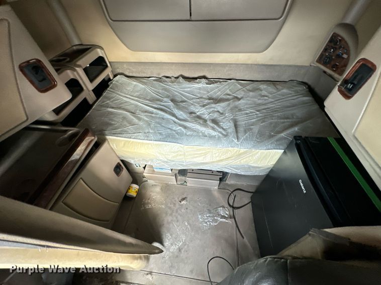 image for item OJ9437 2007 International 9900i semi truck