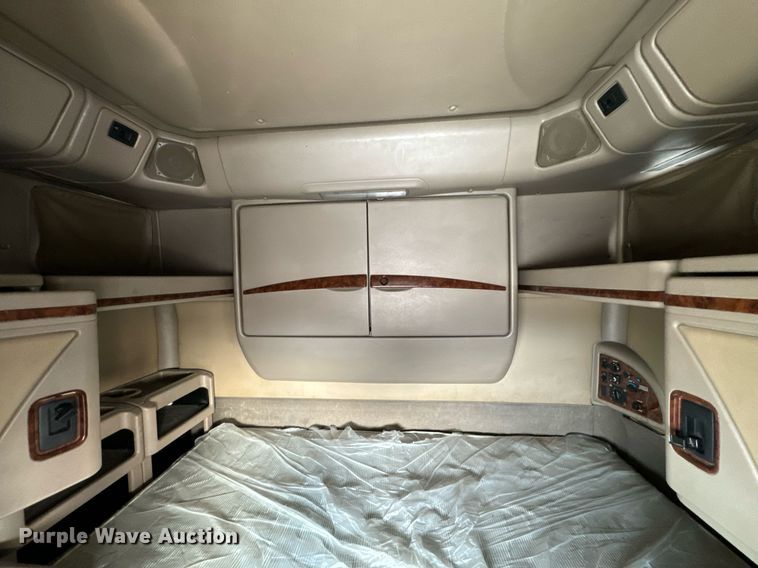 image for item OJ9437 2007 International 9900i semi truck