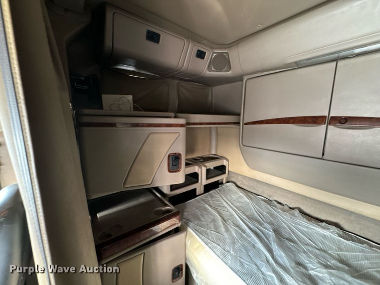 image for item OJ9437 2007 International 9900i semi truck