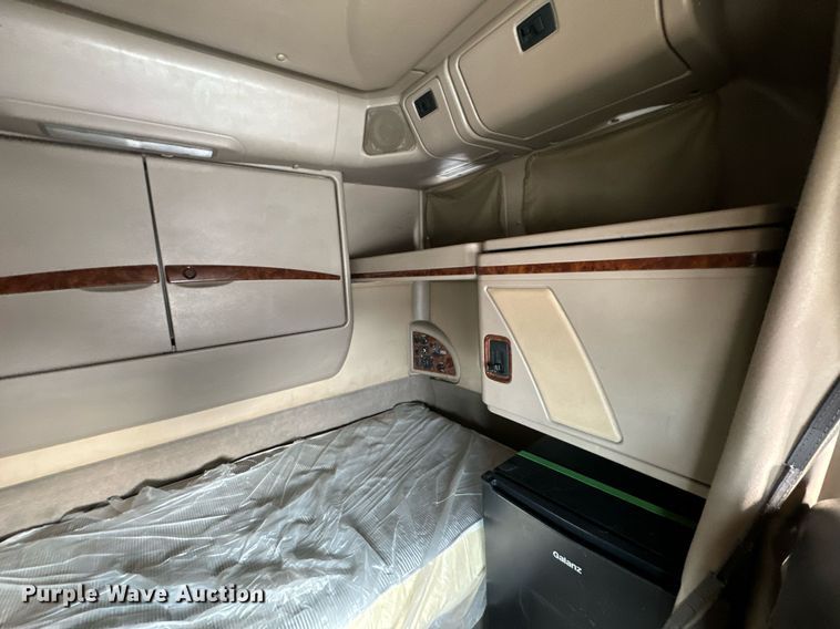 image for item OJ9437 2007 International 9900i semi truck