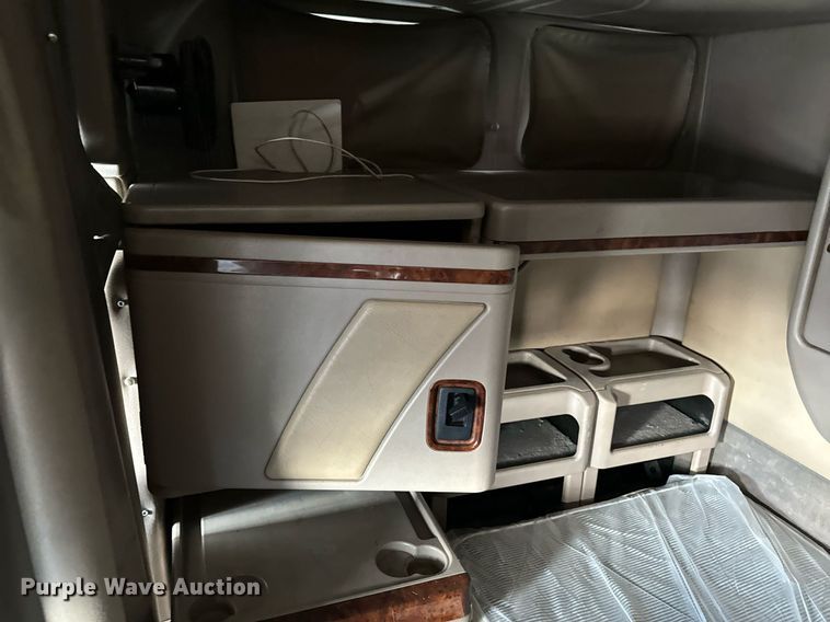 image for item OJ9437 2007 International 9900i semi truck