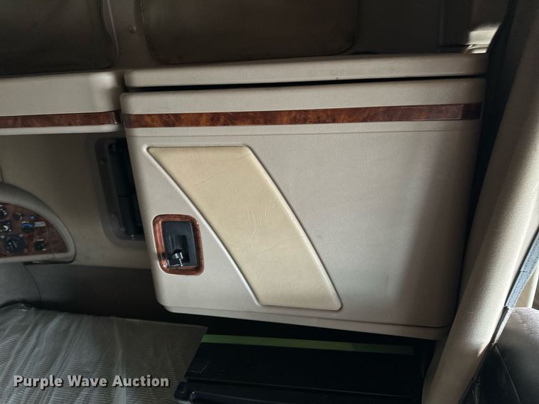 image for item OJ9437 2007 International 9900i semi truck