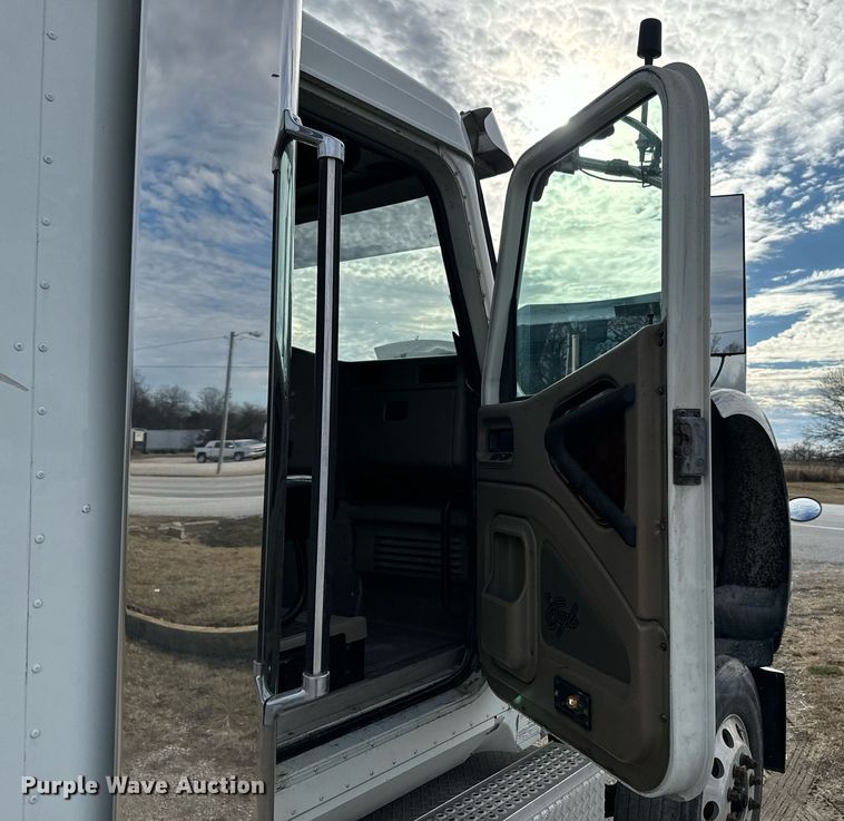 image for item OJ9437 2007 International 9900i semi truck