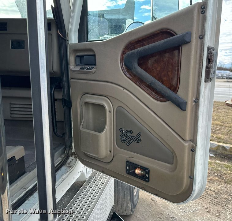 image for item OJ9437 2007 International 9900i semi truck