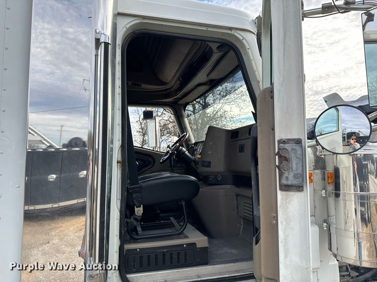 image for item OJ9437 2007 International 9900i semi truck