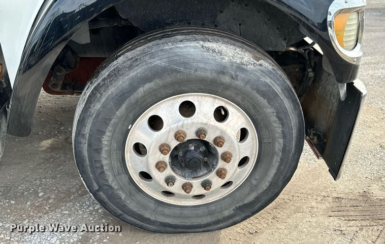 image for item OJ9437 2007 International 9900i semi truck