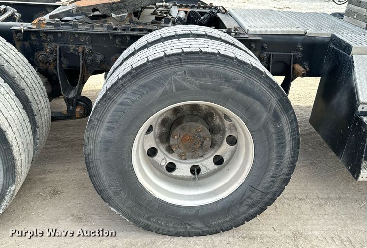 image for item OJ9437 2007 International 9900i semi truck