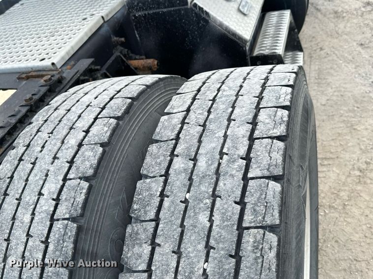 image for item OJ9437 2007 International 9900i semi truck