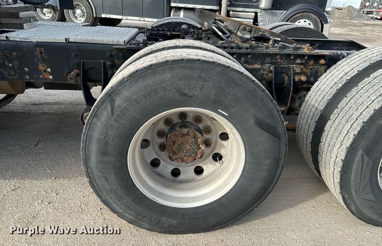 image for item OJ9437 2007 International 9900i semi truck