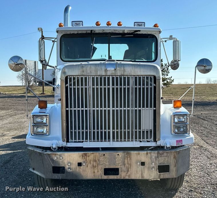 image for item OM9787 1990 International  F9370 semi truck