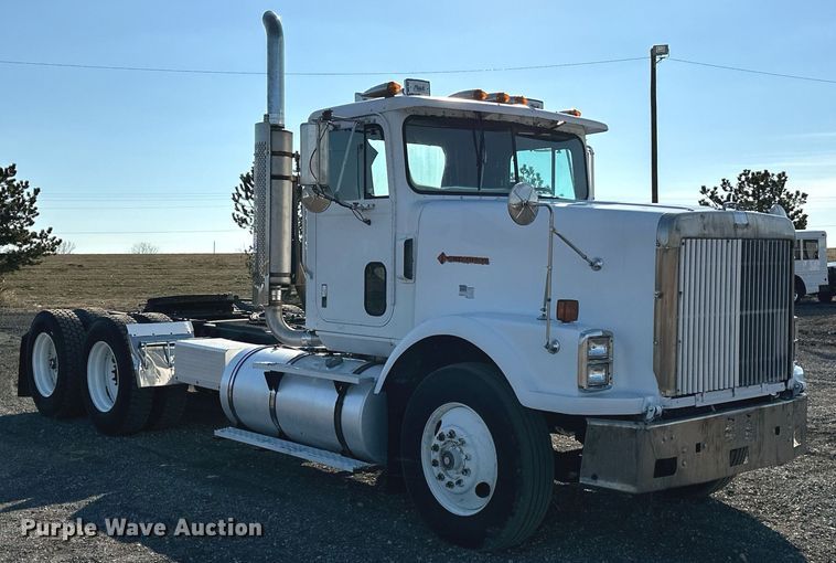 image for item OM9787 1990 International  F9370 semi truck