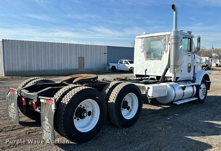 image for item OM9787 1990 International  F9370 semi truck