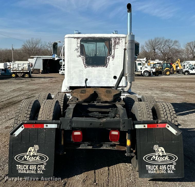 image for item OM9787 1990 International  F9370 semi truck