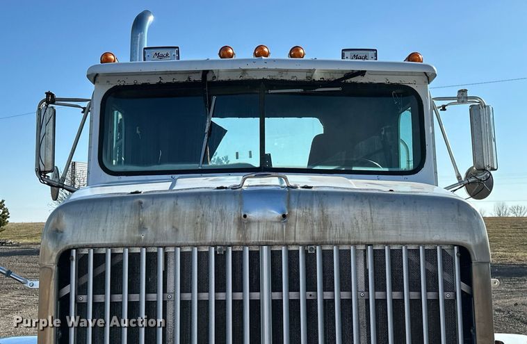 image for item OM9787 1990 International  F9370 semi truck