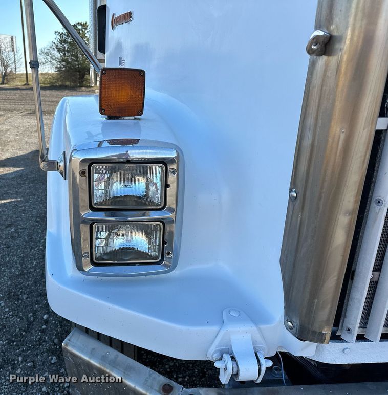 image for item OM9787 1990 International  F9370 semi truck