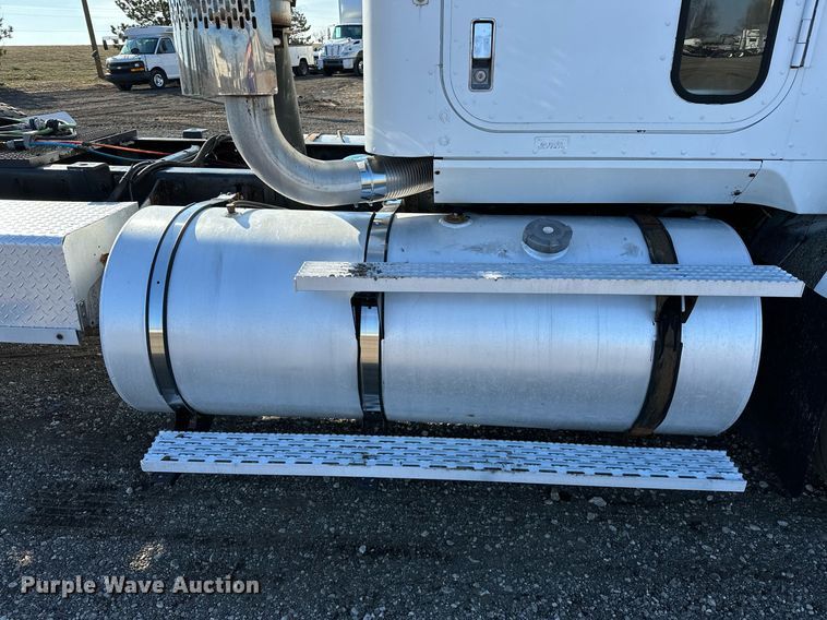 image for item OM9787 1990 International  F9370 semi truck