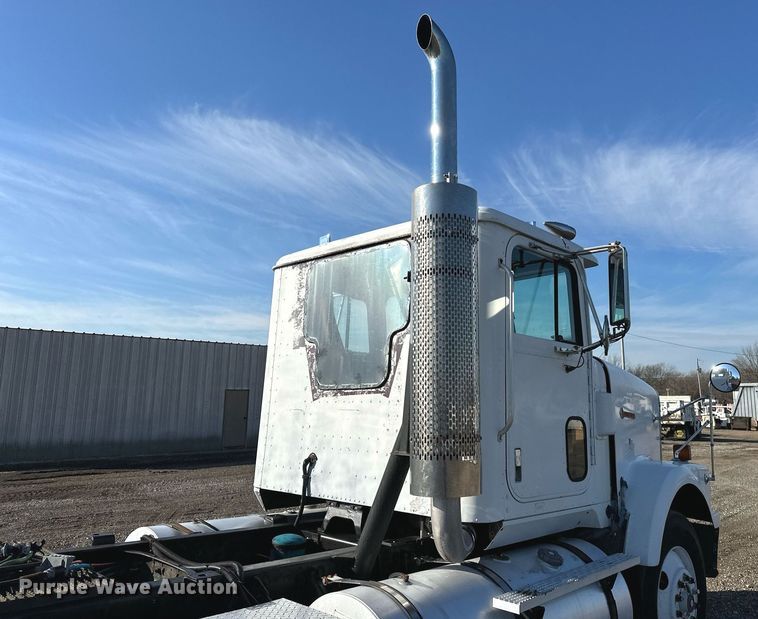 image for item OM9787 1990 International  F9370 semi truck